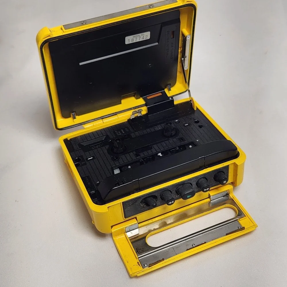 SONY Walkman Sports Audio‎ Cassette fm/am Radio WM-F2078 yellow Made in Japan